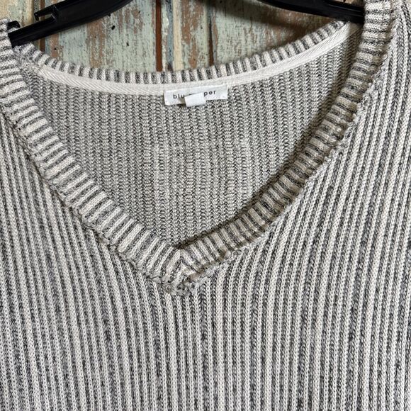 Blu Pepper Large Super Soft Gray And Cream Striped Short Sleeve Knit Top V-Neck - Picture 5 of 11